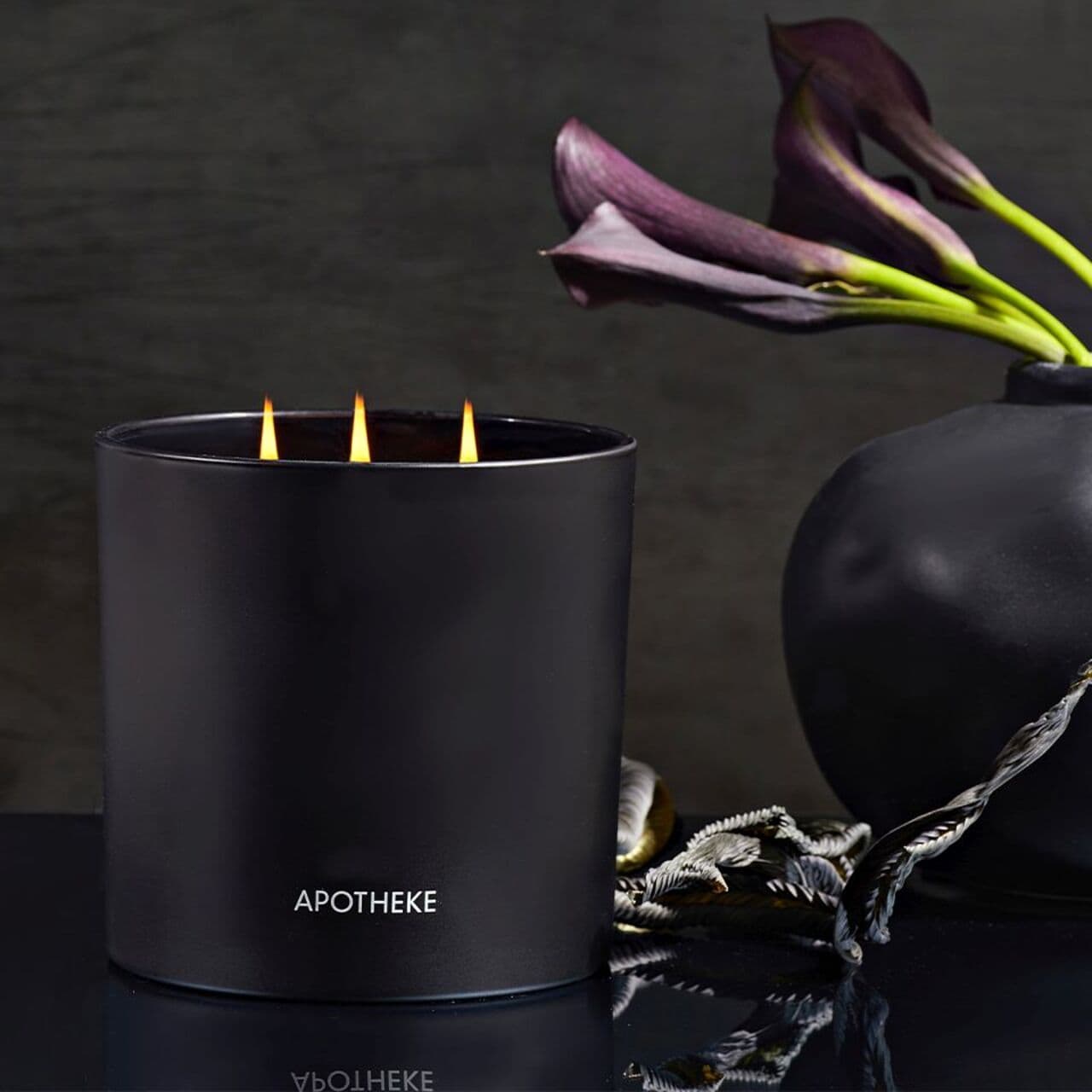 شمعة معطرة برائحة الفحم بثلاث فتائل من أبوتيك